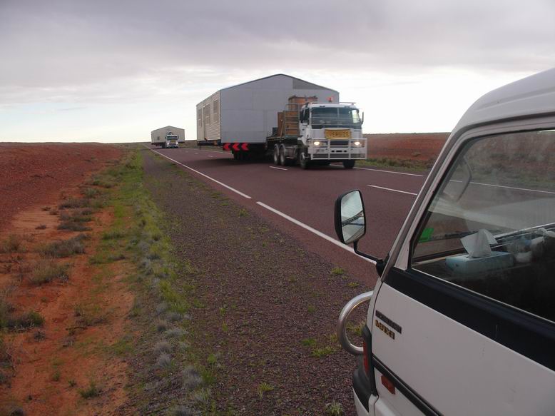 V Australii je mozne potkat na silnici cokoliv ale tohle jsme asi necekali. Je celkem normalni, ze se lidi stehuji i s domem.
In Australia is possible to see people moving even with all houses. Than you have to pull out your car to the side of the road. 