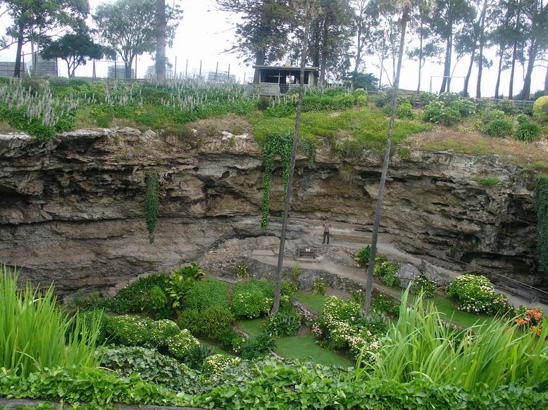 Propadla jeskyne upravena na park (Mount Gambier)