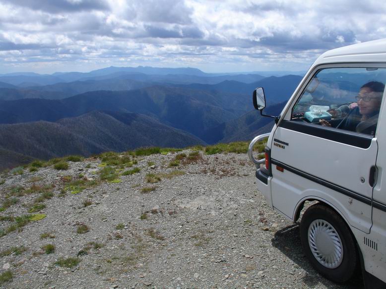 Snowy Mountains a Great alpine road