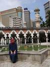 V Kuala Lumpur je spousta mesit a muslimu, kteri tohle mesto a zemi zacinaji ovladat a taky to tak vipada... Je tu vetsi a vetsi bordel a ignorance vuci turistum.