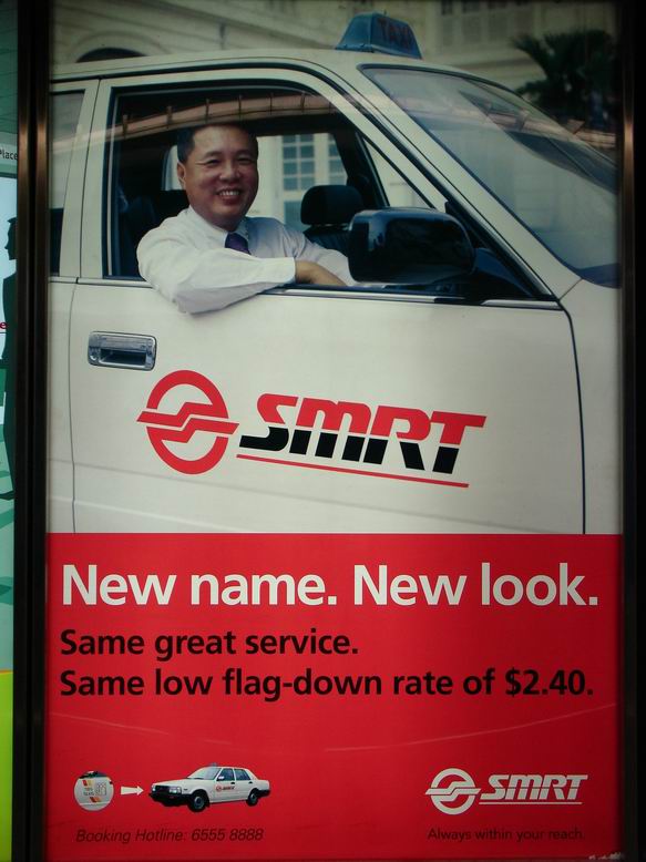 Mistni dopravni spolecnost SMRT ma vsude pro nas cechy legracni banery a slogany... Treba: Nove jmeno, novy servis... Se SMRT to jde nejlepe...
