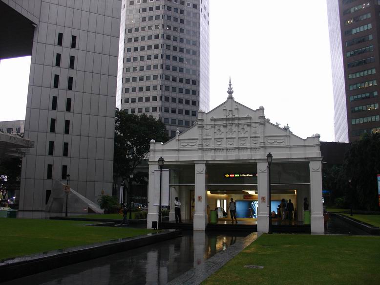 Raffles square, v srdci obchodniho centra mezi mrakodrapy.