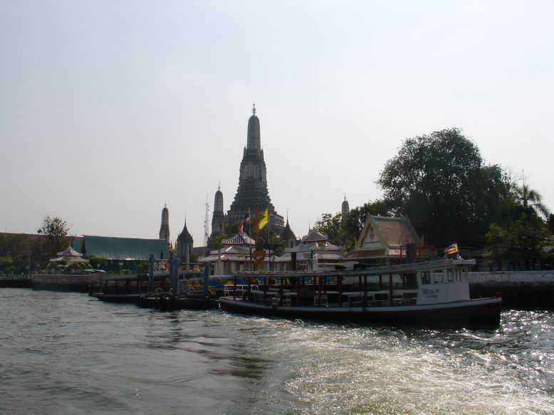 Pohled na Wat Arun z reky.