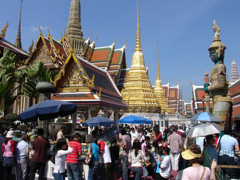 Do chramu maji mistni samozrejme vsup zdarma. je to nejnavstevovanejsi chram v Thajsku diky Emeraldovemu budhovi, ktery je nejvzacnejsi budha v Thajsku.