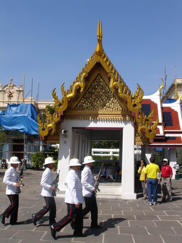 Stridani strazi Grand Palace.