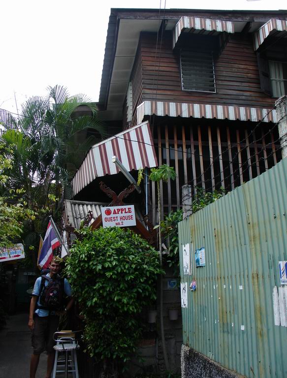 Z Kuala Lumpur jsme jeli primo do Bangkoku a hodni lide (turisti jako my) nam poradili kde najit levne klidne a relativne ciste ubytovani. A tohle je ono v samotnem srdci kousek od Khao San road, kde je velika koncentrace levnych ubytovani avsak take rusno... Proto jsme byli tady.