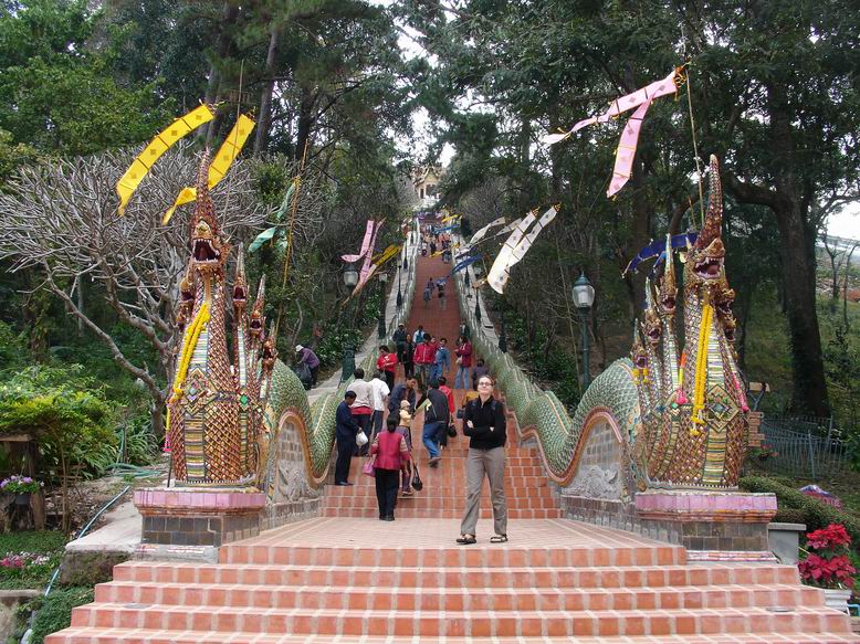 Jeli jsme z Bangkoku na nekolikadenni organizovany vylet a tohle je prvni zastavka u Chiang Mai je poutni misto s nadhernym Chramem na kopci.
Wat Prathat Doi Suthep je na kopci takze si musite zajistit odvoz, pesky je to nadlouho a v tom vedru nevim,nevim.