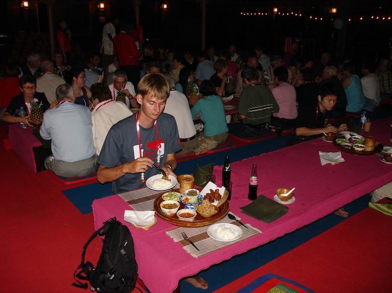 K jidlu bylo tradicni thajske jidlo a dokud se jedlo tak na stole nic neubyvalo...