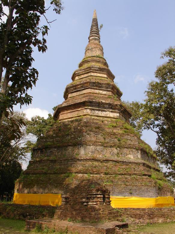 Velmi stare pagody po ceste na Golden Triangle.