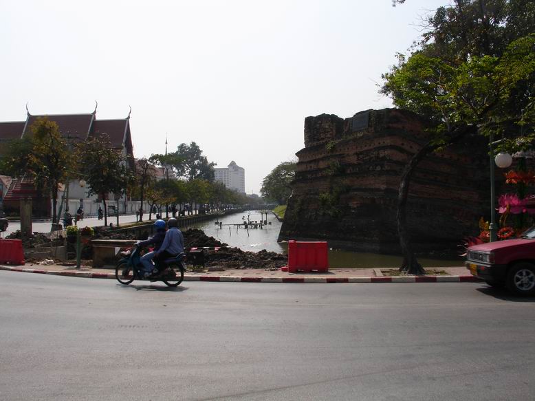 v Chiang Mai je v centru obrovska hradba a kolem ni vodni prikop.