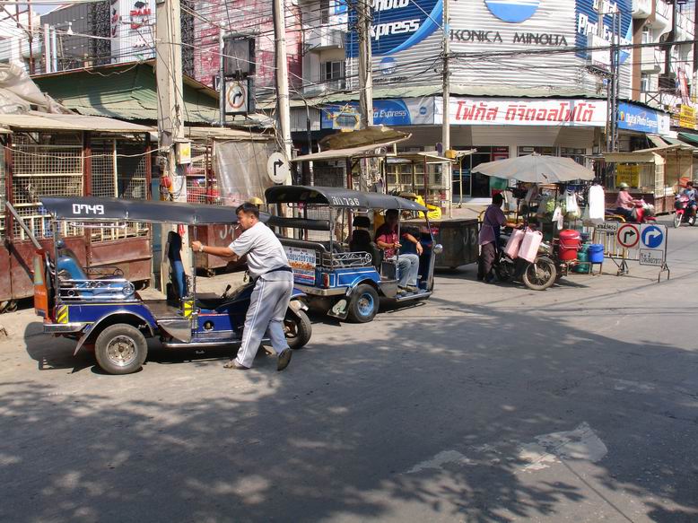 Tady je onen TUK-TUK. Dopravni prostredek, ktery vas veme vsude za docela rozumnou cenu. Kdyz vas vezmou moc levne tak vas veme ke krejcimu nebo do jineho obchodu aby od obchodu dostal poukaz na benzin.