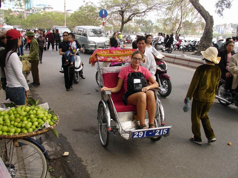 V Hanoi je velke jezero a vzdalenosti nejsou nejkratsi tak se jednou ci dvakrat musi svezt.