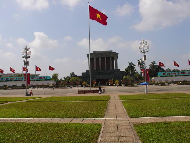Ho Chi Minhovo mausoleum <a href=http://www.orientalarchitecture.com/hanoi/HOCHIMINH.htm target=_blank>Ho Chi Minh Mausoleum </a>
