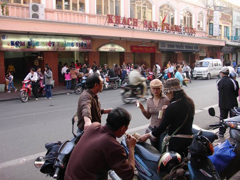 V Hanoii je kazda ulice pojmenovana podle toho co se v ni prodava. Tahle se asi jmenobala zmrzlinova protoze tu bylo asi 5 obchodu s nanukama a zmrzlinama a vsichni se sem sjizdeji na motorkach si osladit zivot.