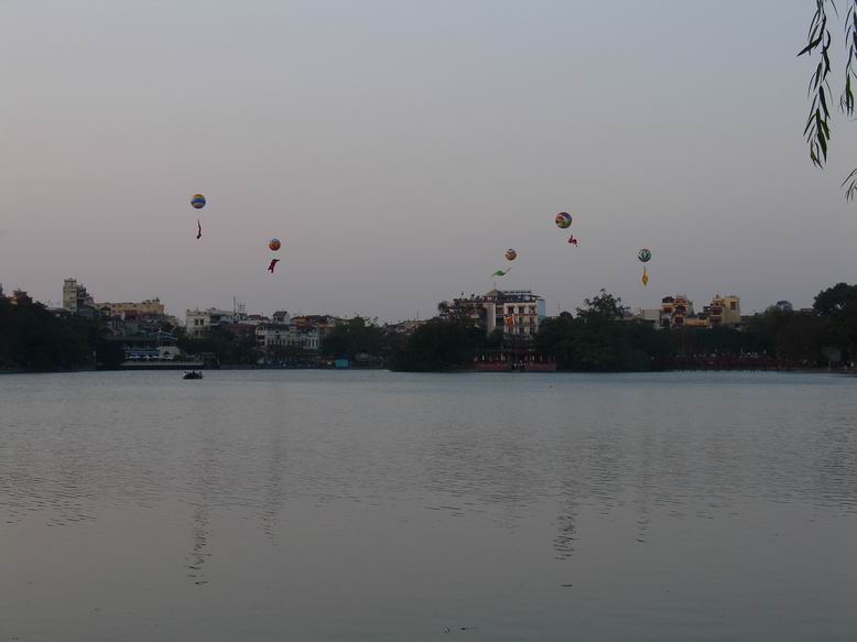 Hoan Kiem Lake je v samotnem srdci Hanoie a chram uprostred jezera je z 15 stoleti.
<a href=http://www.orientalarchitecture.com/hanoi/HOANKIEMLAKE.htm target=_blank>Hoan Kiem Lake</a>.
Nazev znamena v anglictine 