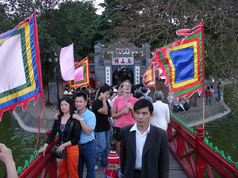 Most na Ngoc Son temple