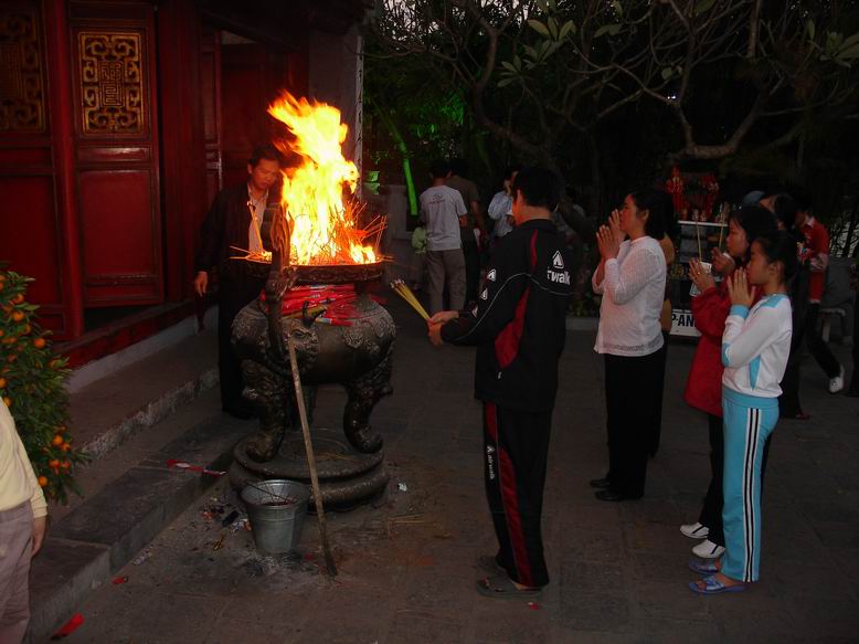 Uvnitr Ngoc Son temple dali verici prilis mnoho tycinek, ktere vzplaly.