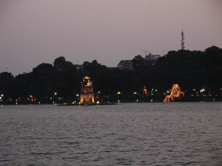 Tortoise Tower uprostred jezera Hoan Kiem 