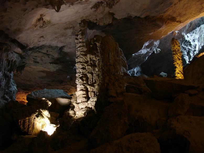 Sungsot Cave je opravdu obrovska jeskyne s obrovitanskymi saly.