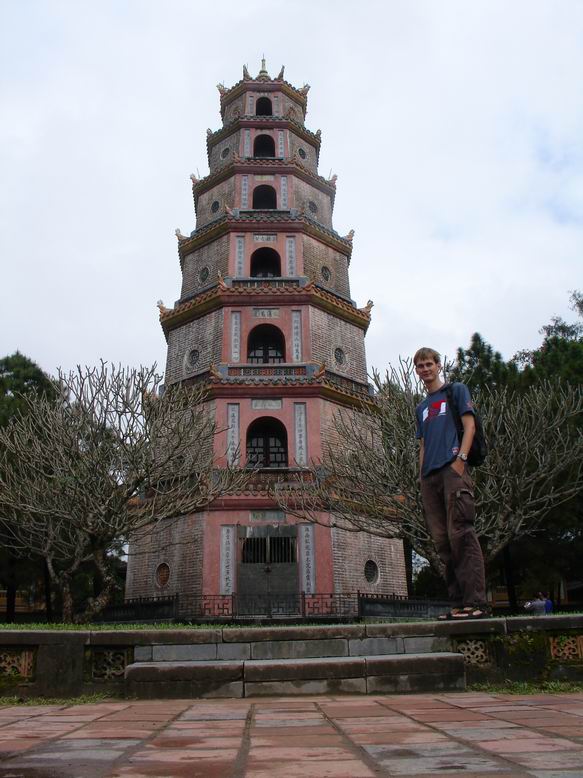 Dasli den jsme jeli na vylet lodi, ktera nas povozila kolem reky do nekolika chramu.
Tohle je THIEN MU PAGODA
<a href=