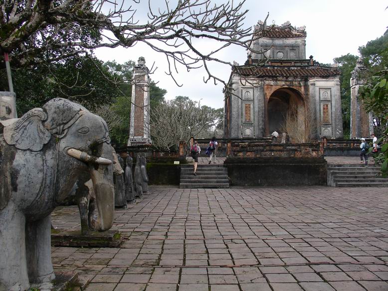 TOMB OF TU DUC EMPEROR

Hrobka jednoho z nejbohatsich panovniku vietnamu.