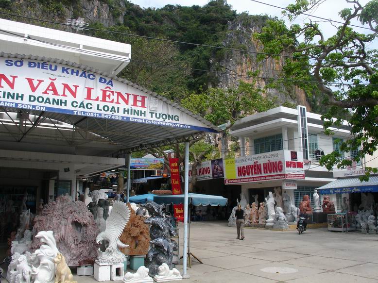 Pri ceste autobusem dal na jih do HoiAn jsme meli pauzu v Mramorovych horach, kde jsou obchody pouze s mramorovymi vyrobky.