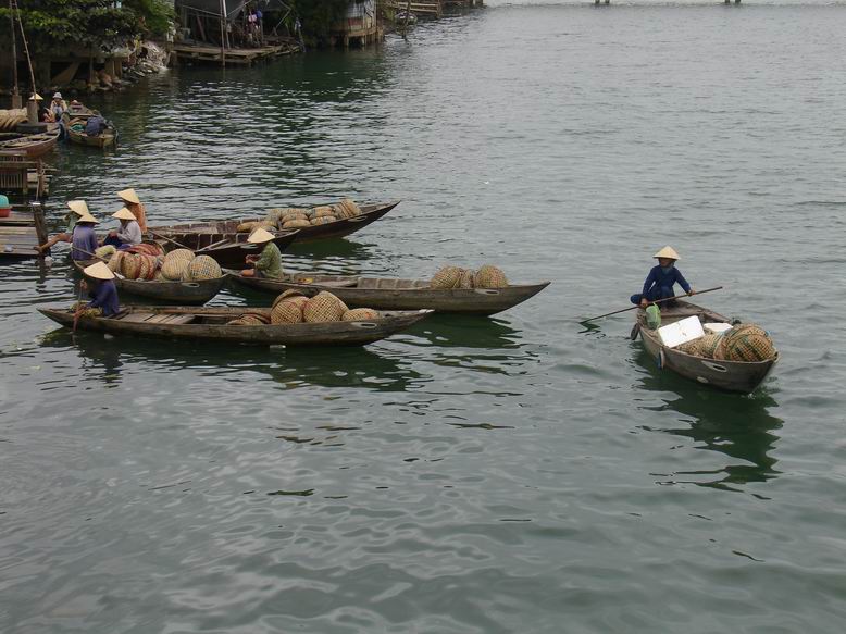 Zeny dovazeji zasoby na trhy v HoiAn