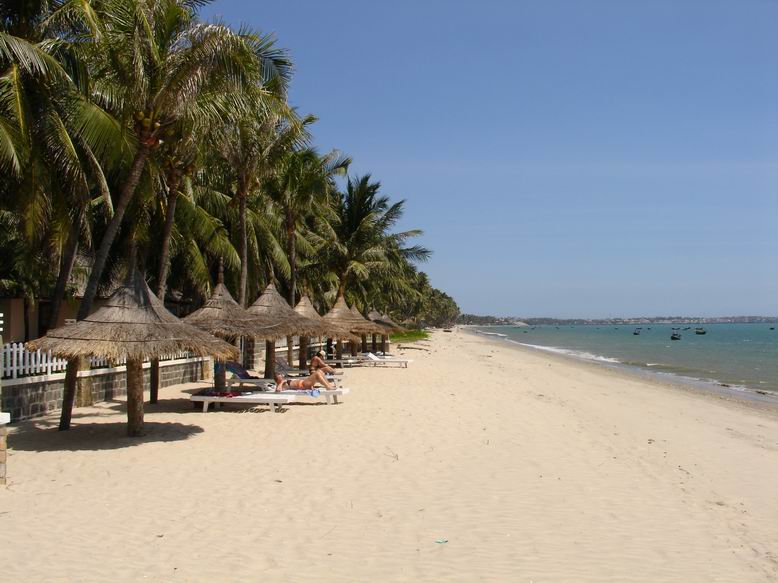 Po ceste autobusem z NhaTrang do Ho-Chi-Minh jsme zastavili zde... Je to take vyznamne turisticke misto s dlouhatanskymi plazemi.