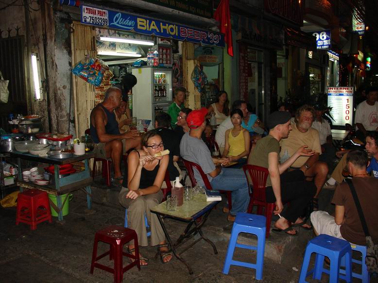 Nasli jsme v Ho-Chi-Minh neboli Saigon neco jako pivnici a litr piva vysel na asi 12,-Kc.