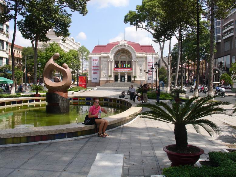 Saigon (Ho-Chi-Minh) je na jihu Vietnamu a je videt, ze tam vladl kapitalismus.