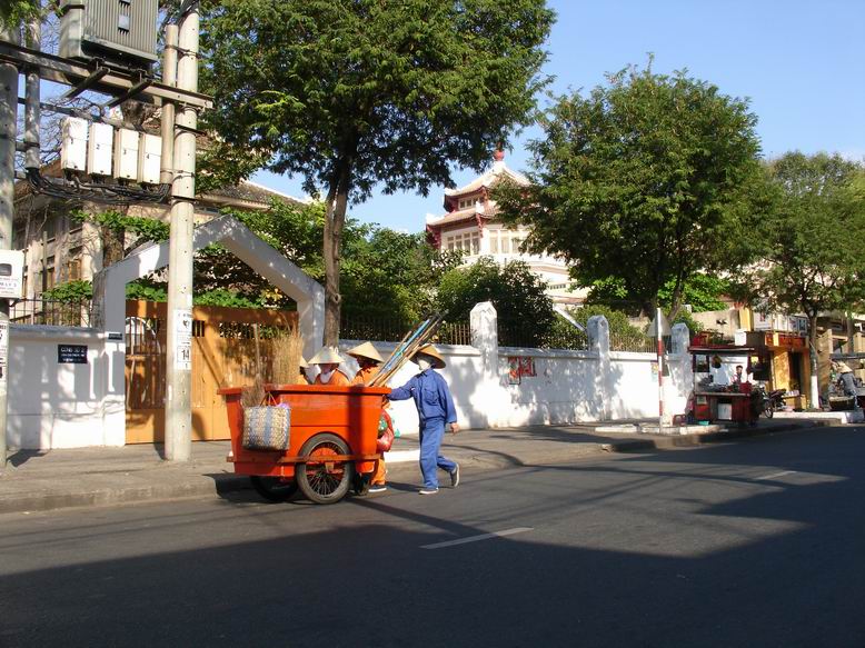 Mistni popelarky se kazdy den staraji o svuj rajon aby byl druhy den opet cisty.