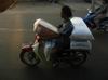 Ve Vietnamu nejsou auta opravdu potrebny, motorka dokaze vse.