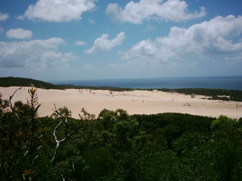 Pisecna duna, ktera se pomalu ale posouva napric ostrovem a zavli vsechno, co ji stoji v ceste.