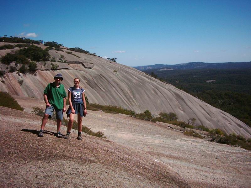Posledni den a posledni zdolany kopec - tentokrat dokonce nejvetsi granitovy monolit v Australii (NP Bald Rock).
