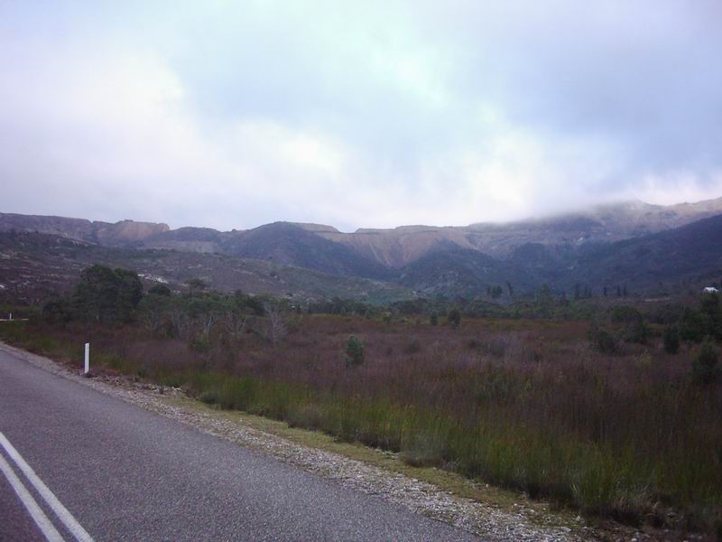 Protoze jsme si zapomneli posunout cas na mobilu, budik nas vzbudil o hodinu pozdeji, nez jsme chteli. Takze tuto cast kolem Queenstownu jsme profrceli desne rychle a udelali par fotek jen z jedouciho auta.