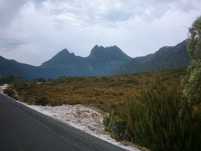 Pohori Cradle Mountains (Cradle Mountain, ktera ma neco pres 1500 m je ta vpravo).