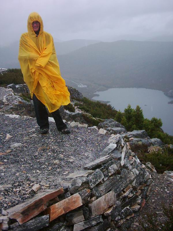 ...a foukalo a prselo,  vrchnich asi 200 ci 300 metru Cradle Mountainu bylo zahaleno v hrozivych mracich a my uz meli radne mokro v nasich nepromokavych botach,...