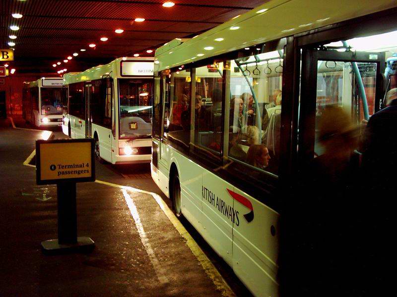 Pretup mezi terminaly na letisti Heathrow v Londyne je pomoci autobusu
