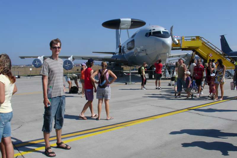 Poprve jsem se sel s Adelkou podivat na letecky den, kdyz uz to bylo skoro za rohem v Turanech a bylo krasne pocasi tak nam nic nebranilo.

<br><br>
Brno CIAF international airshow. Got inside NATO aircraft management plane and also US Airforce.