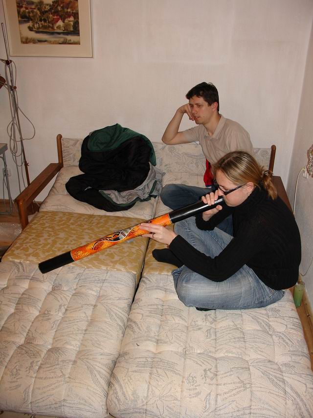 Evicka si dovezla didgeridoo z Australie a my si ho s Adelkou museli vyzkouset.