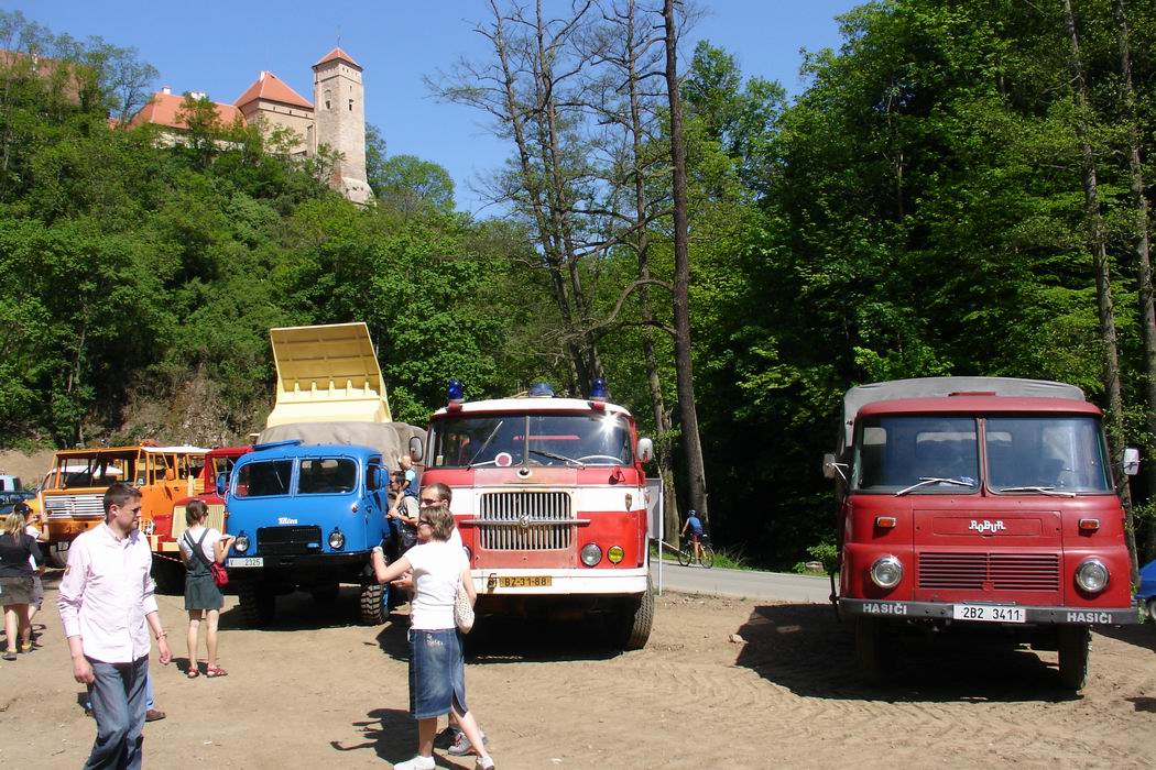 Sjezd nakladnich a autobusovych veteranu se konal primo pod hradem Veveri na parkovisti.