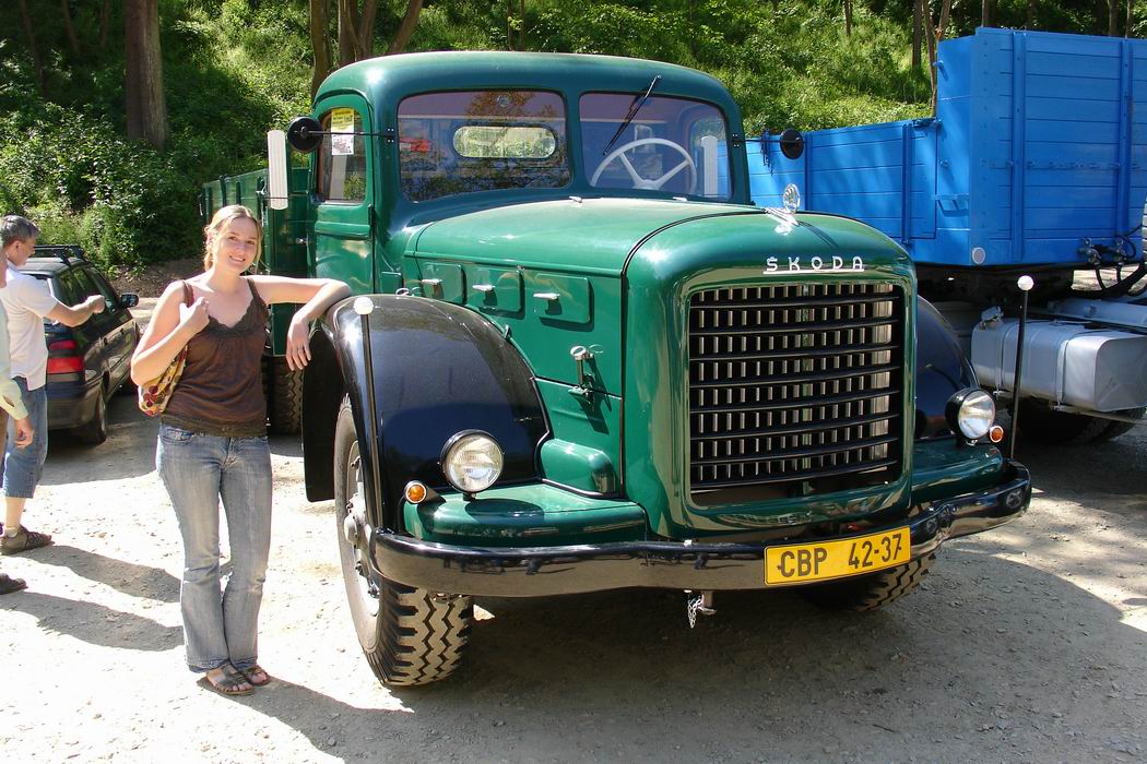 Jeli jsme se podivat na hrad Veveri u Brna, kde zrovna byla vystava historickych nakladaku a autobusu.<br><br>
Veveri castle and old truck and bus exhibition.