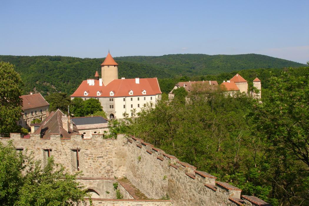 Hrad Veveri, par kilometru od Brna kam se da dojet lodi nebo MHD.