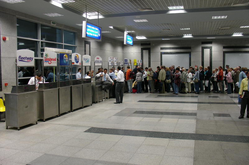 Fronta na vizum v Hurghade na letisti