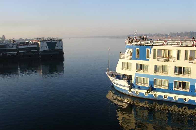 Hotelove lode se sjizdeji pred chramem Kom Ombo.