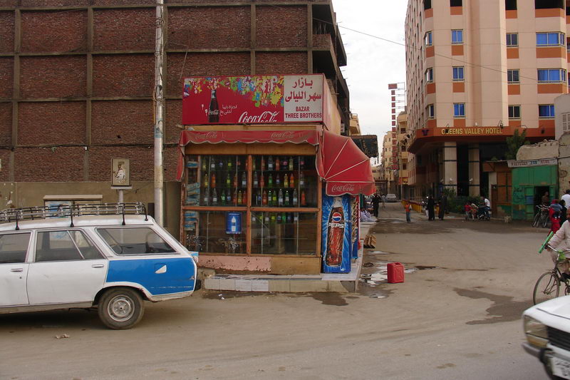 CocaCola a Pepsi... cesta do mist kde turisti nakupuji darecky.