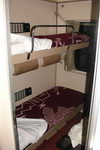 Rozlozene postele v nocnim vlaku do Kahiry.
