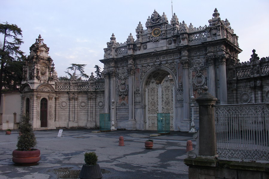 Brana do palace Dolmabahce, kam jsem nemel cas se dostat