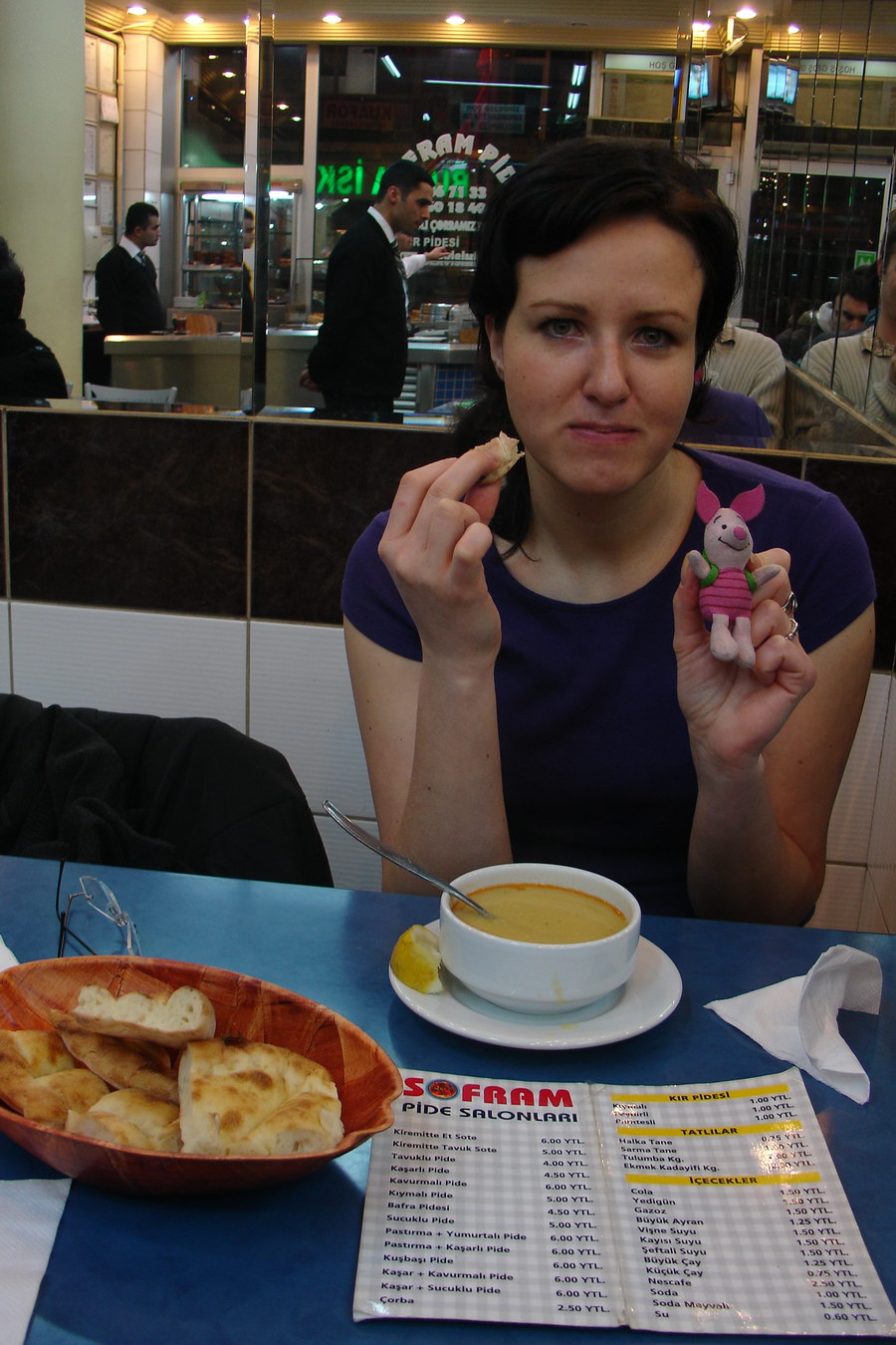 Vecere v tradicnim tureckem fastfoodu. Lentil soup a nejaka zapecena jakoby pizza.