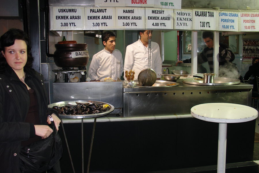 Klasicky rybi fastfood. Renca si dala kalamary, kterych bylo malo, byli drazsi a dobre a ja si dal pecenou rybu v bulce ktera byla jen za 3TL a bylo ji moc a byla taky dobra.